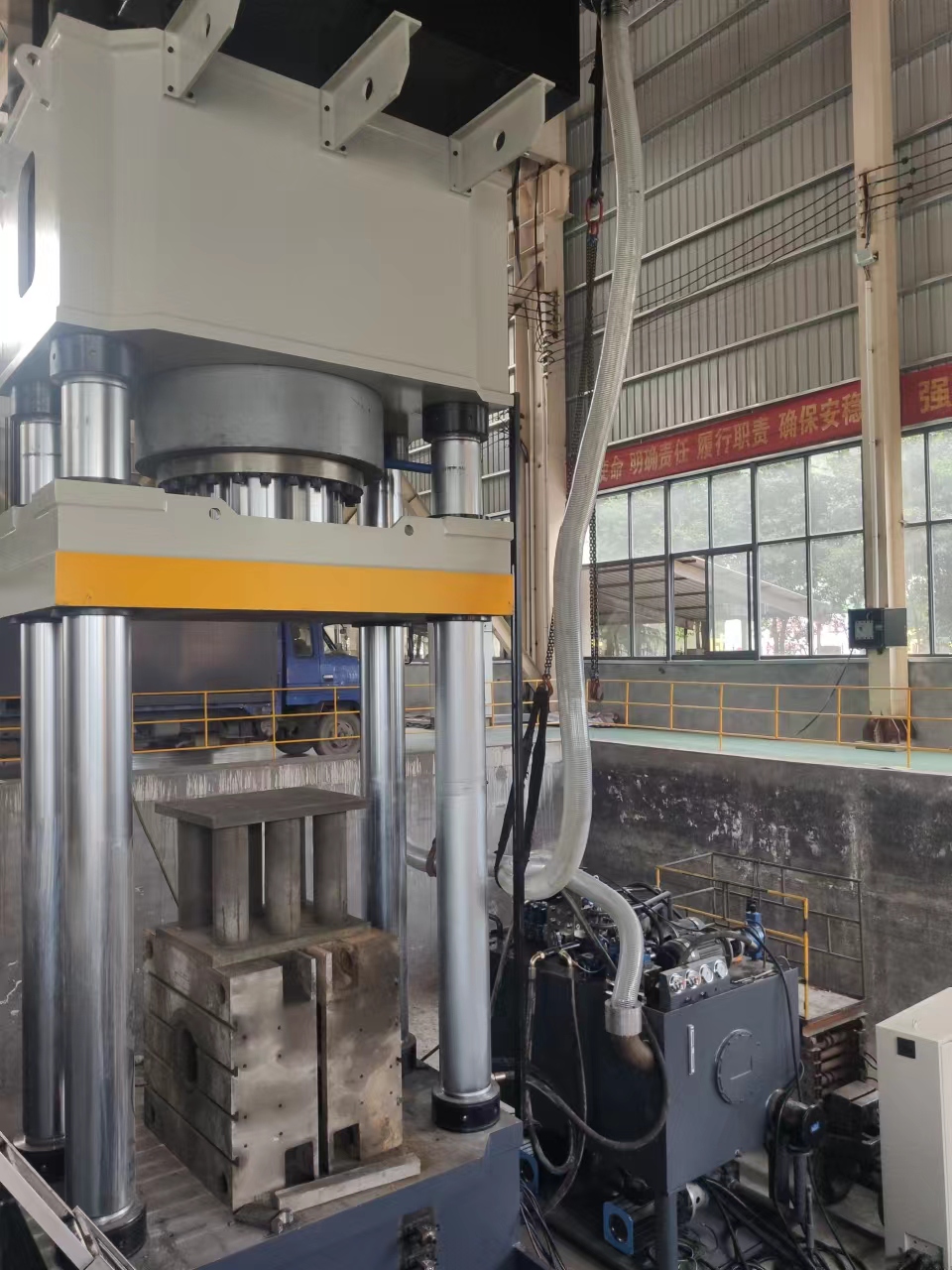 2000吨石墨坩埚成型液压机